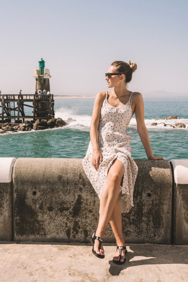 Look con vestido estampado polca dots tendencia 2026 